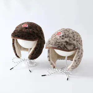 Deux bonnets d’hiver à imprimé léopard sur supports, avec cache-oreilles doux, doublure et liens