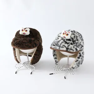 Deux bonnets d’hiver en peluche à motif léopard, avec protège-oreilles et détails fantaisie