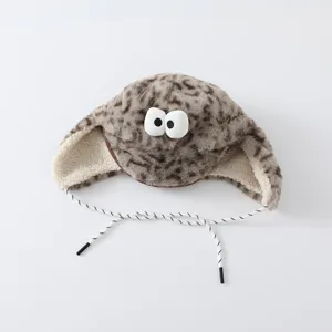 Texture peluche à motif léopard, yeux fantaisie, rabats d’oreilles doublés et liens tressés