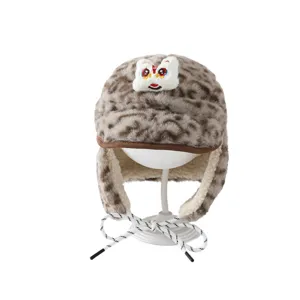 Bonnet d’hiver enfant en peluche léopard, avec broderie lion, cache-oreilles et liens à nouer