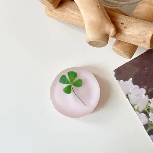 Bovenaanzicht van een rond, matroze harsdecor met een ingelegd groen klavertjevier