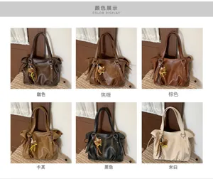 Seis opciones de color de un bolso de cuero sintético suave, con textura fruncida y adornos colgantes