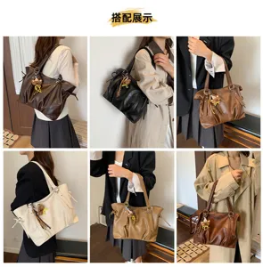 Collage de seis looks con bolsos de hombro marrones, negros y crema, decorados con ositos y borlas