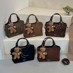 Vintage shoppers in suèdelook, in diverse kleuren met handvatten en teddybeer-hangers