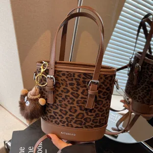 Retro Emmertas Met Luipaardprint Dames Suède PU Patchwork Crossbodytas Met Pluche Hanger Casual Handtas