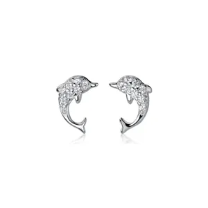 Paire de puces d’oreilles dauphin argentées, serties de petites pierres claires sur fond blanc