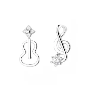 Boucles d’oreilles asymétriques argentées, avec guitare, clé de sol et pierres claires