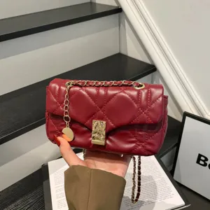 Borsa a tracolla in PU bordeaux trapuntata, con catena dorata, chiusura quadrata e ciondolo