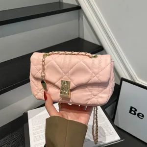 Borsa a tracolla rosa trapuntata, dalla forma quadrata, con catena dorata e chiusura metallica