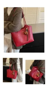 Drei Ansichten zeigen eine rote Tasche an der Schulter, mit schmalen Riemen und Bärenanhänger.