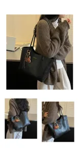 Bildcollage einer schwarzen Schultertasche mit braunem Bärenanhänger und geflochtener Zierschnur