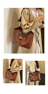 Drei Ansichten einer braunen Tasche am Modell, mit Bärenanhänger und geflochtenem Detail
