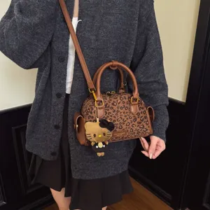 Sac Boston à imprimé léopard, anses en cuir marron, bandoulière et breloque chat fantaisie