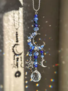 Perline blu, lune crescenti e stelle argentate, con una sfera di cristallo trasparente alla luce