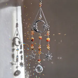 Detalle de colgantes plateados de luna, estrella y sol, con cuentas ámbar y cristal facetado