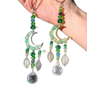 Acchiappasole lunare in avventurina verde, perline di cristallo, foglie metalliche e prismi pendenti