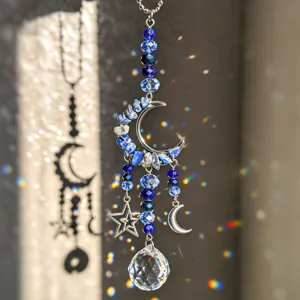 Acchiappasole in lapislazzuli con perline blu, lune e stelle argentate e sfera di cristallo