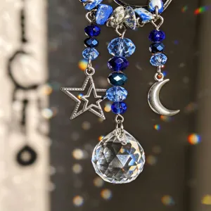 Acchiappasole in lapislazzuli blu con stella, luna crescente e sfera di cristallo sfaccettata