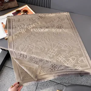 Flach ausgelegter beiger Jacquardstoff mit Himmelskörpermotiven und feinen Fransen am Rand