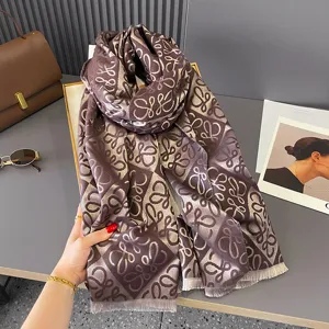 Wendbarer Jacquard-Schal in Kaffeebraun und Camel mit Schleifenmuster und Fransen