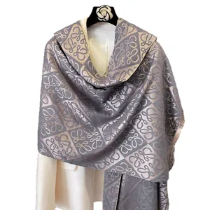 Wendbarer Jacquard-Schal in Taupe und Beige mit verschlungenem geometrischem Muster und Fransen