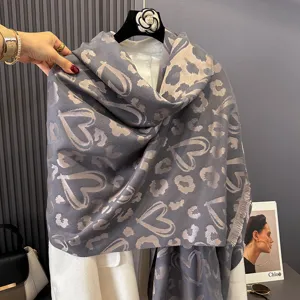 Sciarpa grigia appesa, con motivi a cuore e leopardati e bordi rifiniti con frange decorative