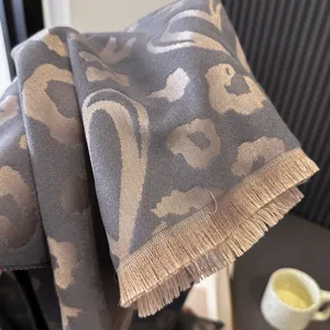 Sciarpa grigia con motivi jacquard leopardati color cammello e bordi sfrangiati, drappeggiata