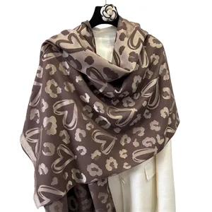Stola marrone e beige con motivi leopardati e cuori, frange e drappeggio su cappotto bianco