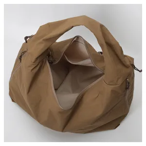 Offene Ansicht der Tasche mit geräumigem, beige gefüttertem Innenraum und breitem Reißverschluss