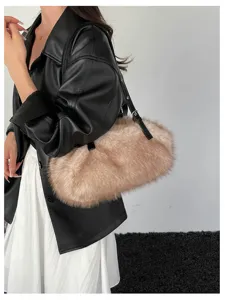 Model mit beigefarbener Kunstfell-Schultertasche zu schwarzer Jacke und weißem Kleid
