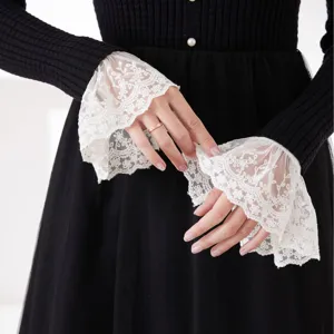 Faux poignets élégants en dentelle pour femmes avec un design évasé doux. Accessoire décoratif parfait pour les chemises et les robes.
