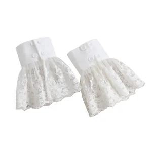 Paire de manchettes amovibles en dentelle blanche, avec tulle léger et boutons, présentées à plat