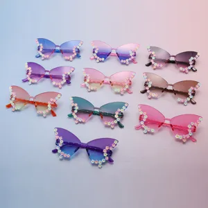 Draufsicht auf mehrere Schmetterlingsbrillen mit Verlaufsgläsern und kleinen Blumenverzierungen