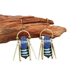 Paire de boucles d’oreilles vintage en forme d’abeille, avec pendentifs bleus rayés et crochets dorés