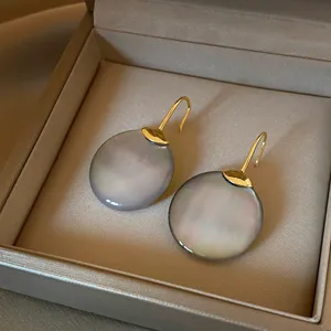Paio di orecchini rotondi in madreperla grigia iridescente con ganci dorati in astuccio beige