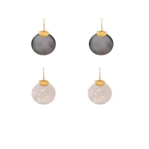 Orecchini rotondi in madreperla naturale, grigio scuro e bianco, con ganci color oro