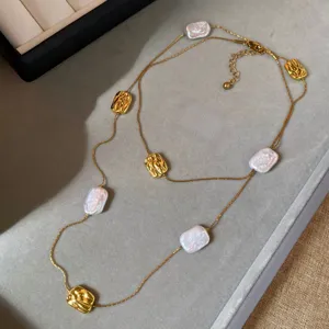 Lunga collana dorata a doppio giro con perle barocche d’acqua dolce e dettagli quadrati irregolari