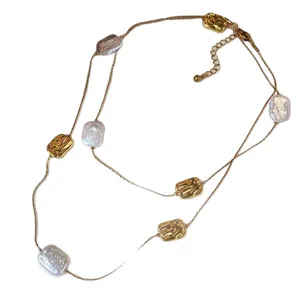 Collana lunga a doppio giro dorata con perle quadrate irregolari e dettagli metallici lavorati