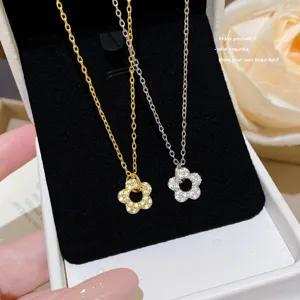 Collier Pendentif Fleur en Acier Titane pour Femmes Zirconia Cuivre Écologique Incrusté Chaîne de Clavicule Douce Bijoux Cadeau