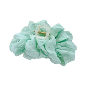 Gran pinza de pelo verde menta en tela vaporosa, con broche blanco translúcido y resorte dorado