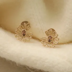 Französische Retro Ausgehöhlte Gänseblümchen Mückenspirale Ohrclip Braune Zirkonia Textur Blume Ohne Ohrloch Damen Ohrringe