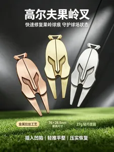 Trois outils de golf en métal brossé, forme casque, rose doré, champagne et argent sur l’herbe