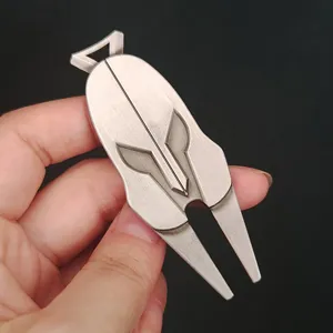 Outil de golf argenté brossé en forme de casque, avec boucle triangulaire, tenu à la main
