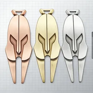 Trois pièces métalliques brossées, en or rose, champagne et argent, avec des motifs de casque