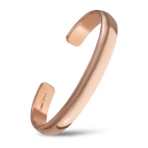Schräg gezeigter Armreif in Roségold mit glatter Rundung und kleinem THERACOPPER®-Stempel innen