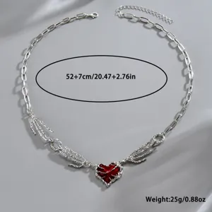 Collana argentata a maglie ovali con cuore rosso, distesa e mostrata con misure e peso