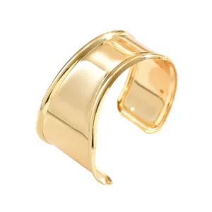 Bracciale rigido aperto, largo e dorato, con profilo fluido e lucido, visto da tre quarti