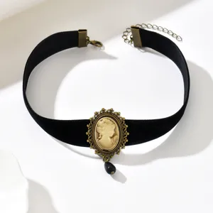 Collana choker in velluto nero, cornice bronzo anticato, cameo in rilievo e pendente a goccia