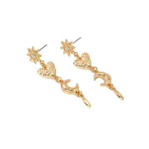 Paio di orecchini pendenti dorati con stelle, cuori martellati e lune crescenti decorative