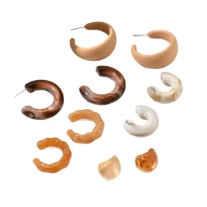 Assortimento di orecchini in resina a C e a goccia, beige, marrone, caramello e bianco marmorizzato